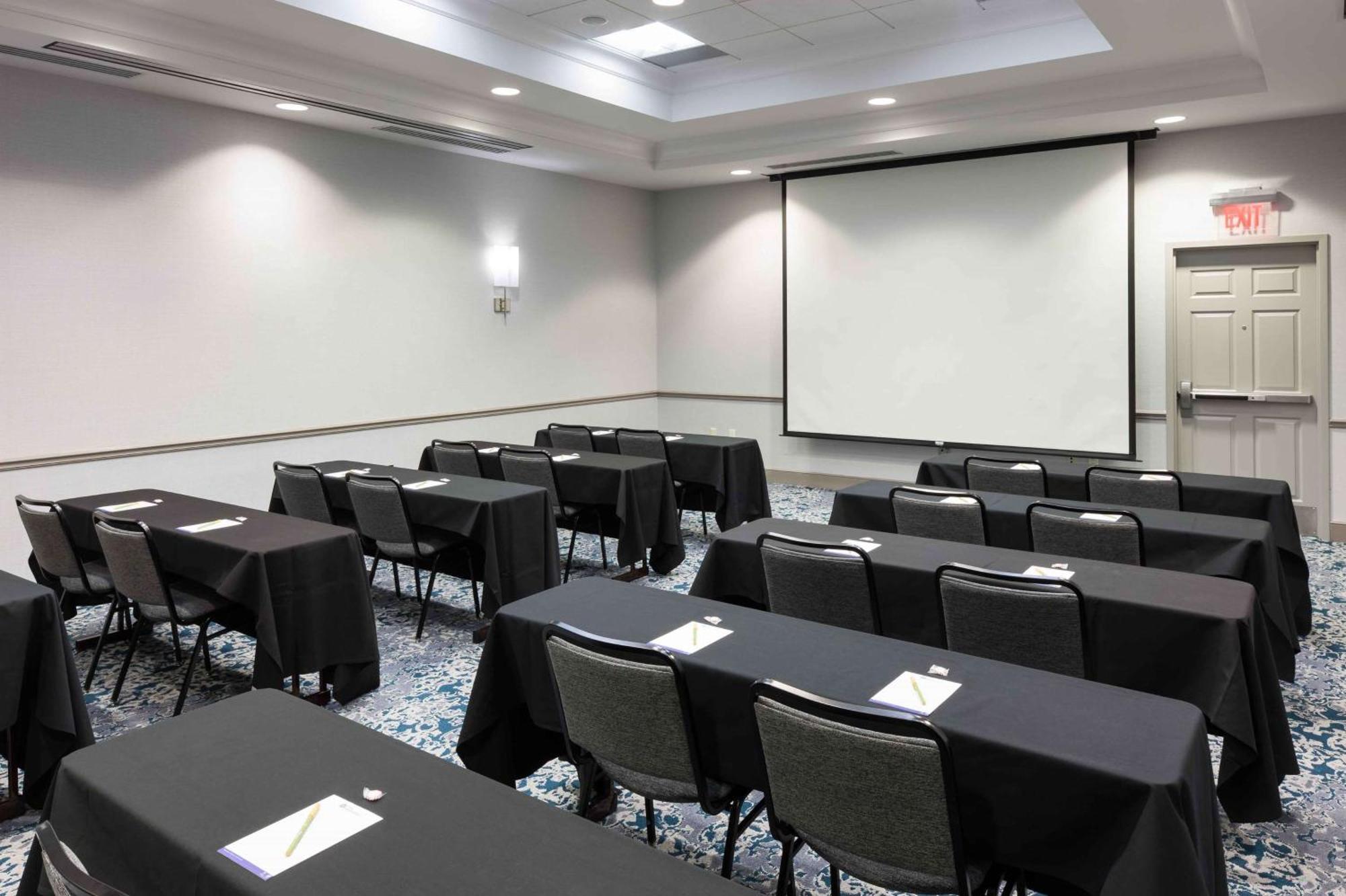Hilton Garden Inn Detroit/Нови Экстерьер фото